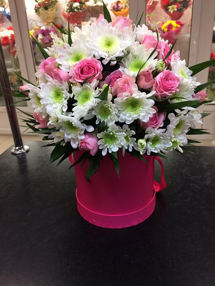 Цветочная композиция из Розы и Хризантемы в шляпной коробке в Светлом Яре