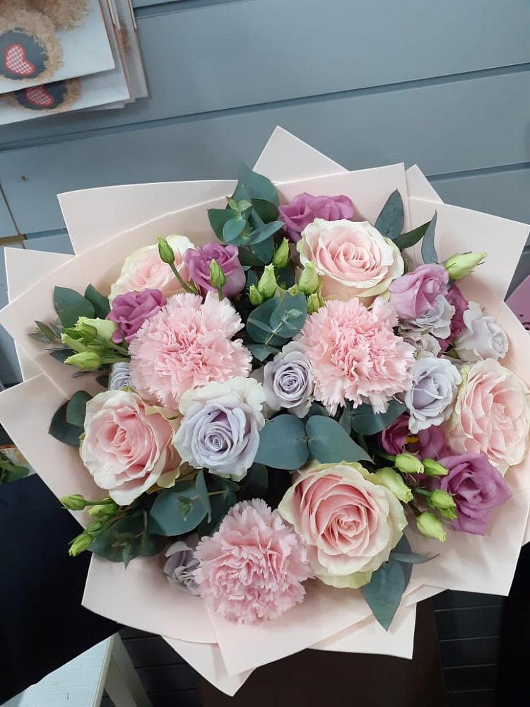 Букет цветов из: Розы, Гвоздики и Лизиантусы в Светлом Яре